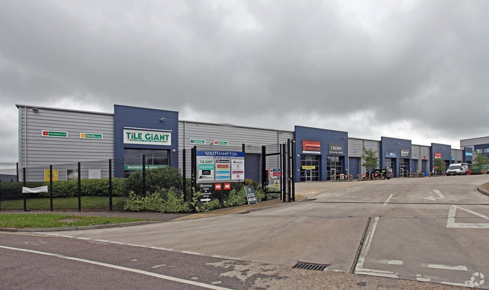 Third Av, Southampton for lease - Primary Photo - Image 1 of 5