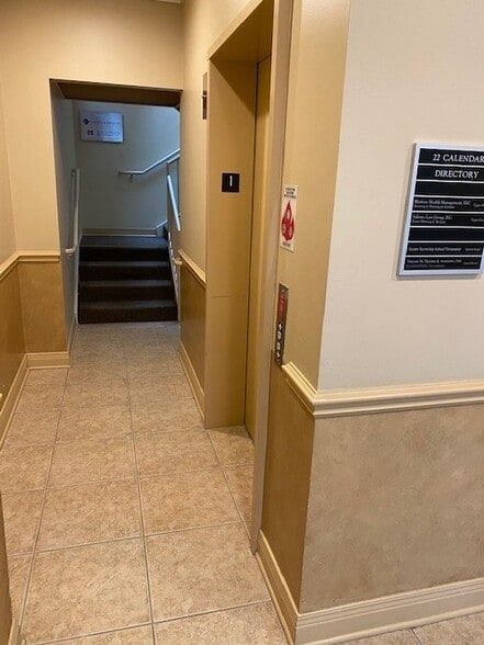 22 W Calendar Ct, La Grange, IL for lease - Building Photo - Image 2 of 17