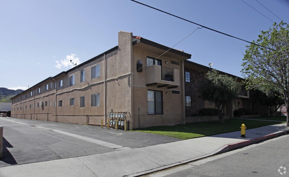 31737 Ridge Route Rd, Castaic, CA for sale - Building Photo - Image 1 of 3
