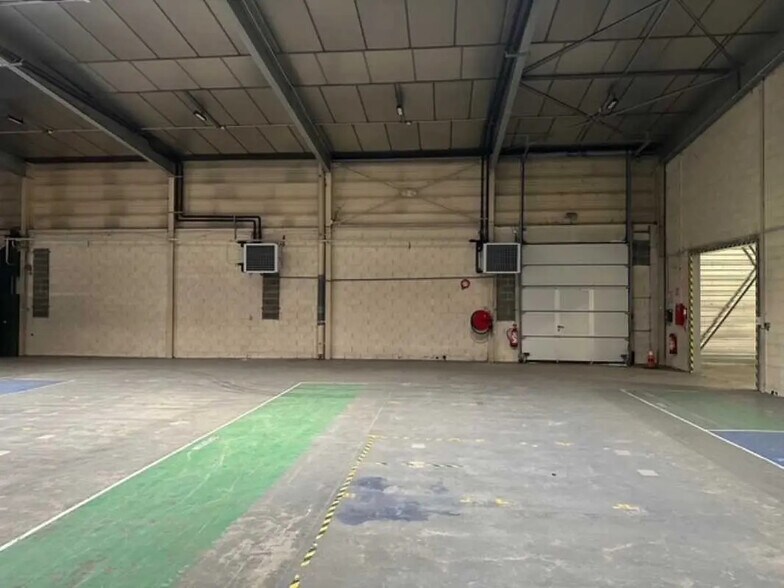 Flex in Dardilly for lease - Interior Photo - Image 2 of 11