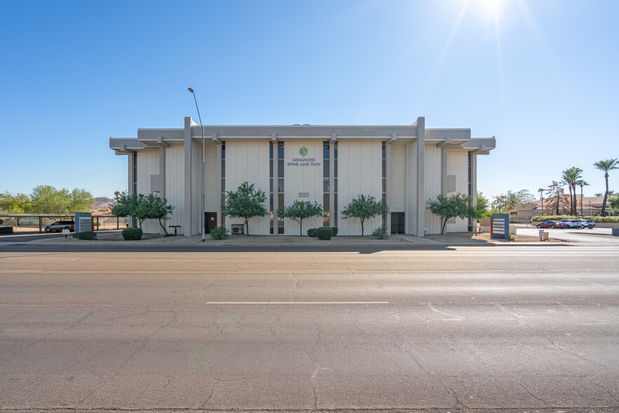 2525 W Greenway Rd, Phoenix, AZ for lease - Building Photo - Image 1 of 8