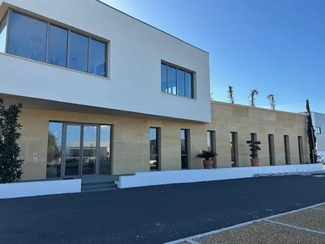 Office in Lançon-Provence for lease - Building Photo - Image 1 of 8