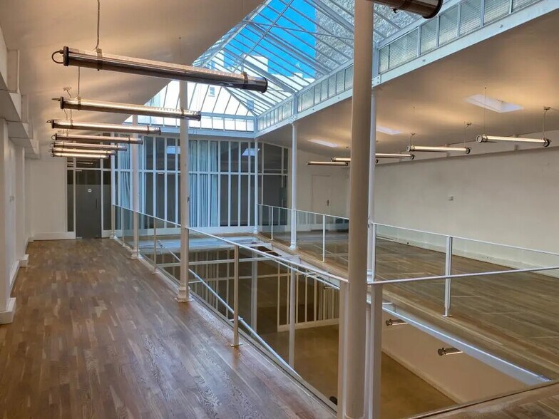 Retail in Paris for lease - Building Photo - Image 2 of 9