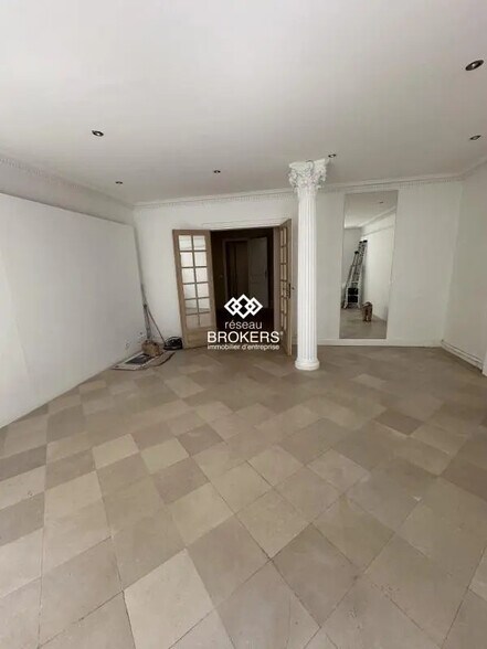 Retail in Paris for lease - Interior Photo - Image 1 of 4