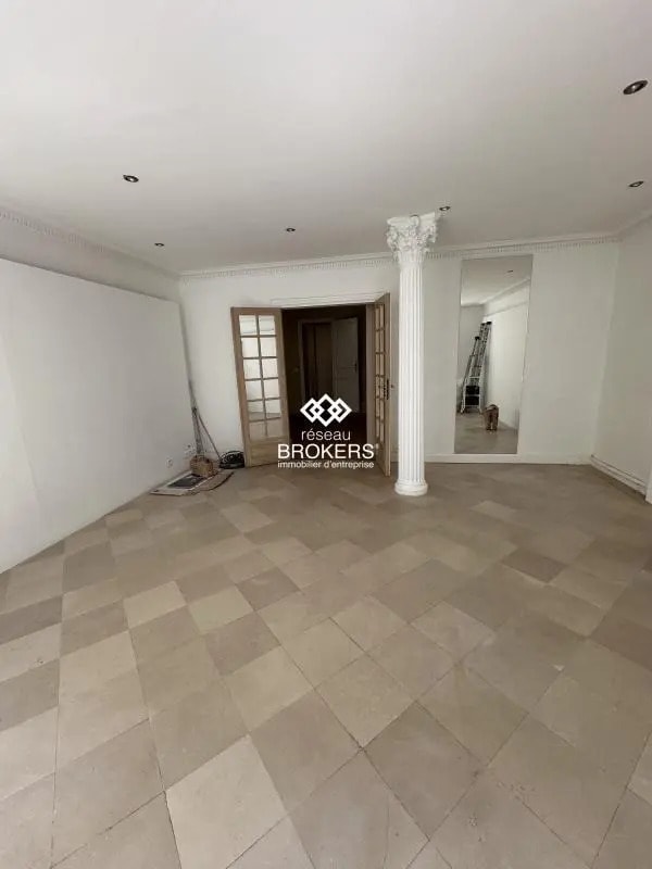 Retail in Paris for lease Interior Photo- Image 1 of 5