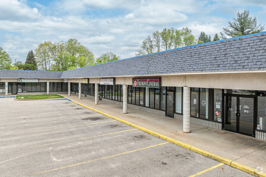 1015-1043 W Main St, Fremont, MI for lease - Building Photo - Image 3 of 4