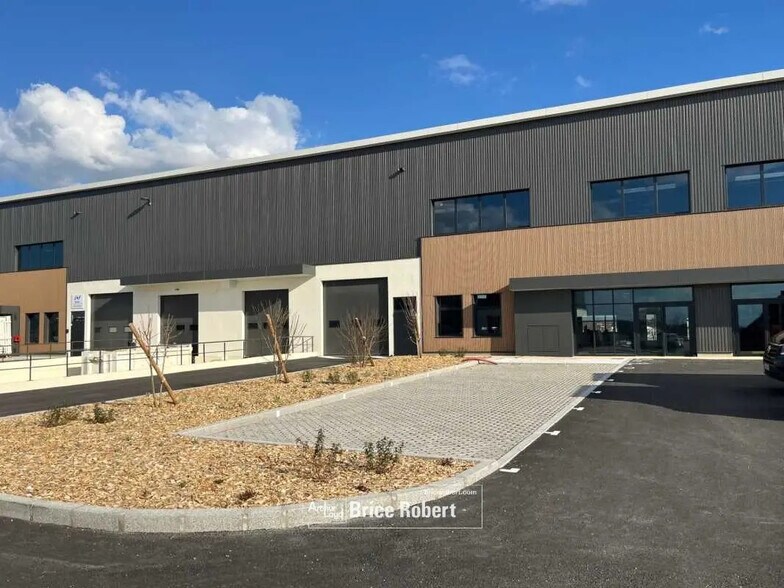 Office in Saint-Priest for lease - Building Photo - Image 3 of 10