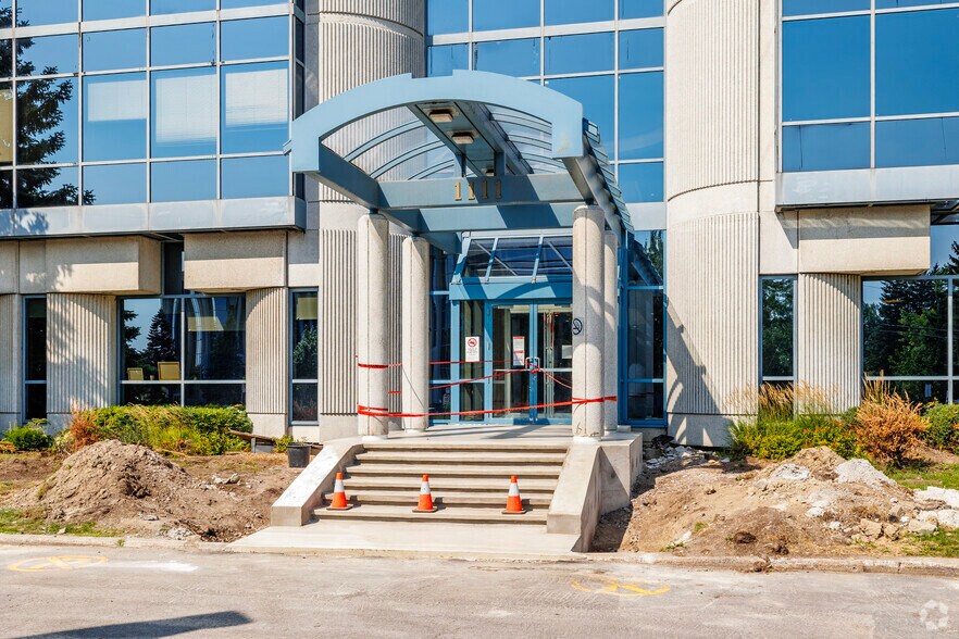 1111 Boul Dr-Frederik-Philips, Montréal, QC for lease - Building Photo - Image 3 of 4
