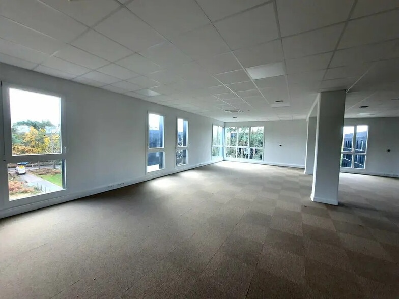 Office in Petit-Couronne for lease - Building Photo - Image 3 of 10
