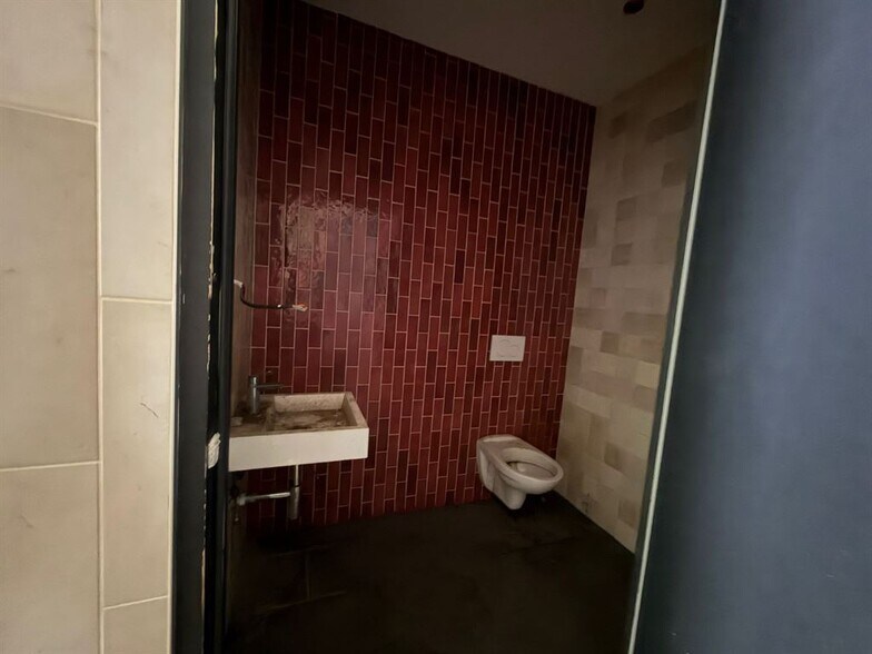 Retail in Paris for lease - Building Photo - Image 3 of 9