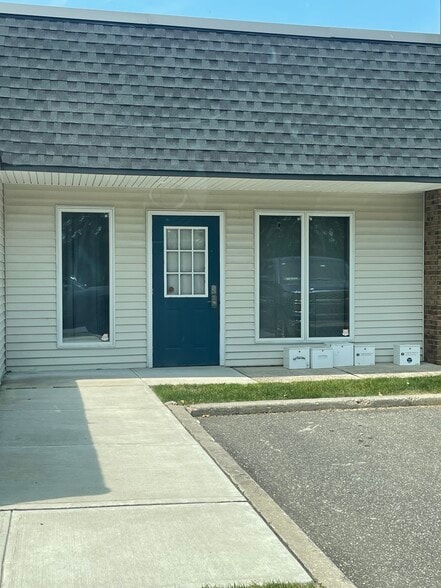 100 S Jersey Ave, Setauket, NY for sale - Building Photo - Image 1 of 14