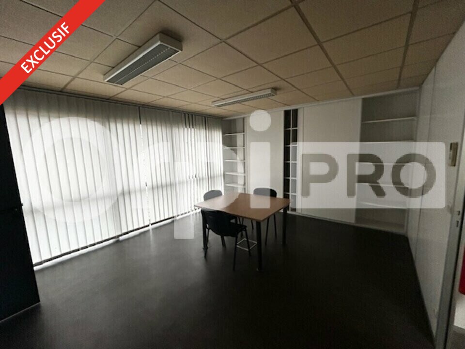 Office in Compiègne for lease Interior Photo- Image 1 of 9