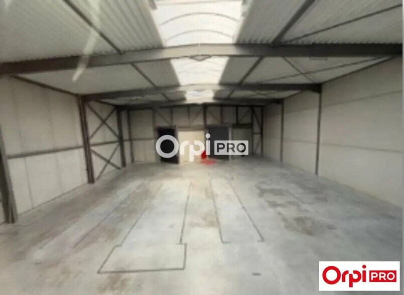 Flex in Roncq for lease - Interior Photo - Image 3 of 11