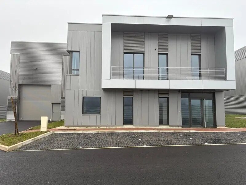 Flex in Courtry for lease Building Photo- Image 1 of 13