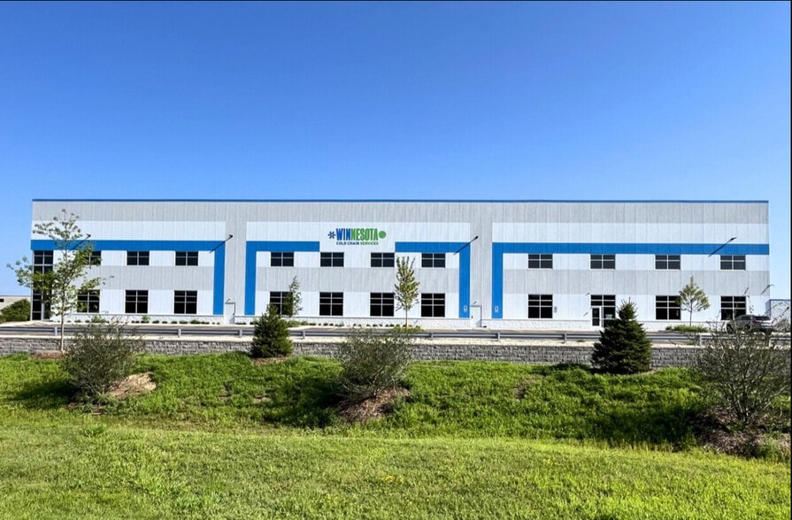 943 Blue Ribbon Cir N, Oconomowoc, WI for lease - Building Photo - Image 1 of 5