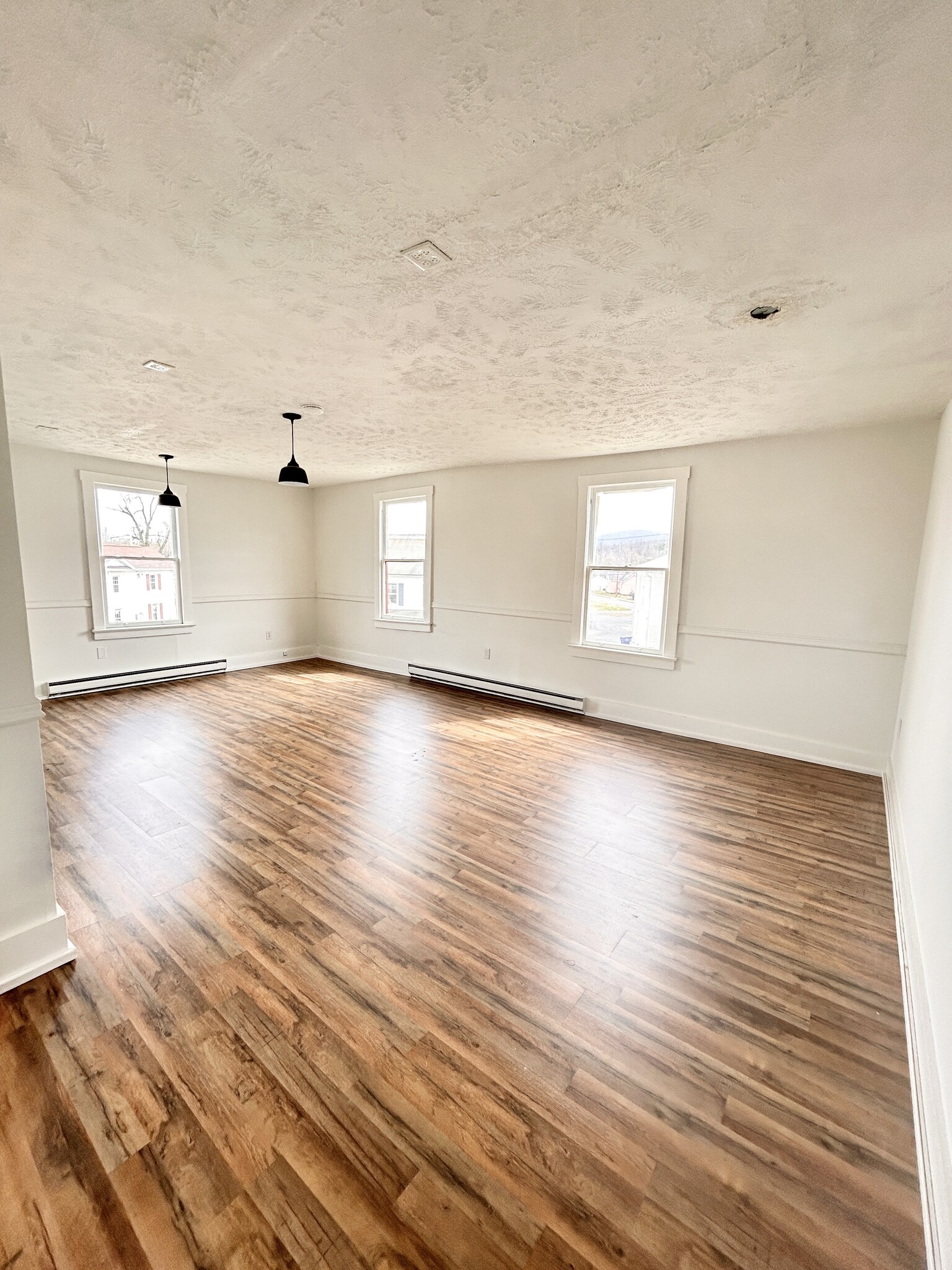 321 S Royal Ave, Front Royal, VA for lease Interior Photo- Image 1 of 5