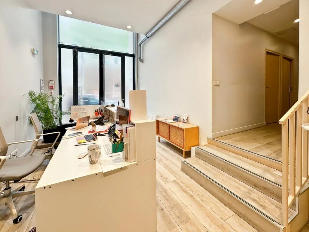 Retail in Paris for lease Building Photo- Image 1 of 8