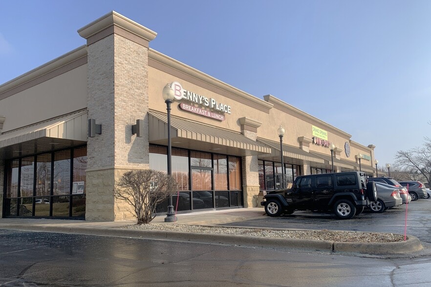 1100-1148 Douglas Rd, Oswego, IL for lease - Building Photo - Image 3 of 4