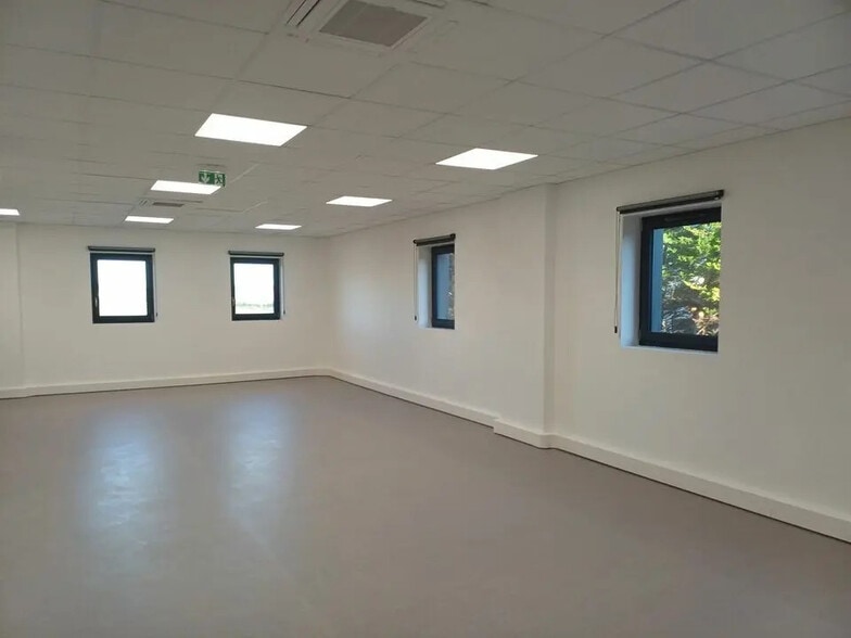 Office in Caen for lease - Interior Photo - Image 3 of 8