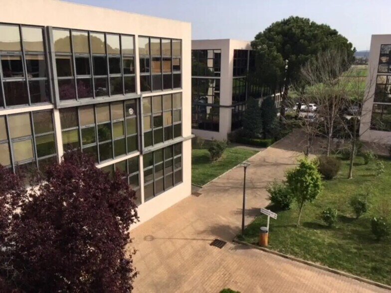 Office in Aix-en-Provence for lease - Building Photo - Image 2 of 12