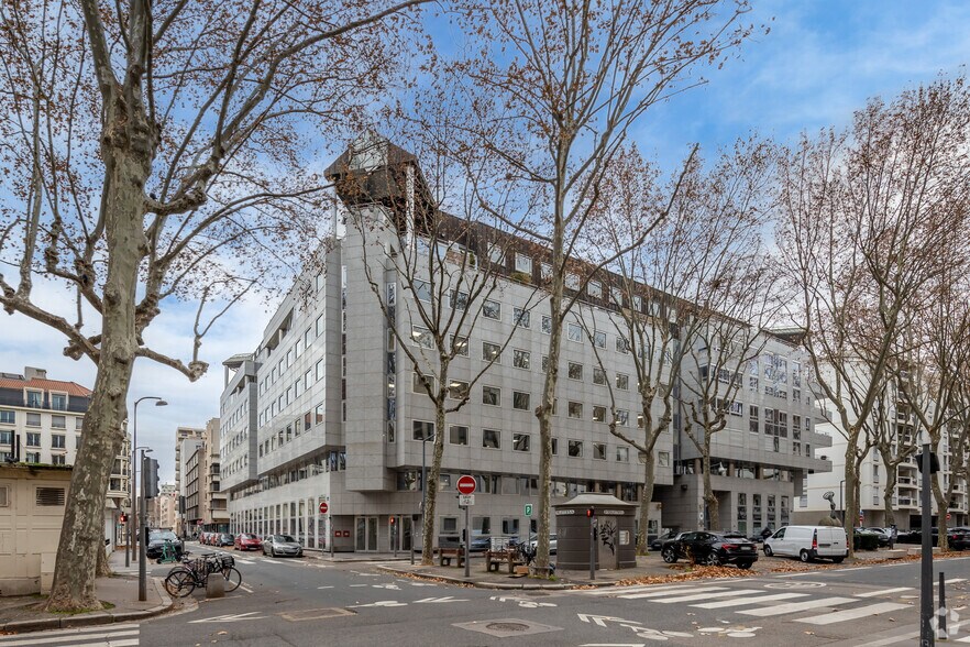 Office in Lyon for lease - Building Photo - Image 3 of 4