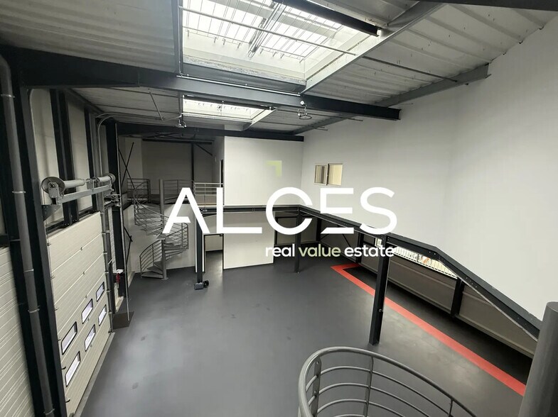 Flex in Mérignac for lease - Interior Photo - Image 2 of 5