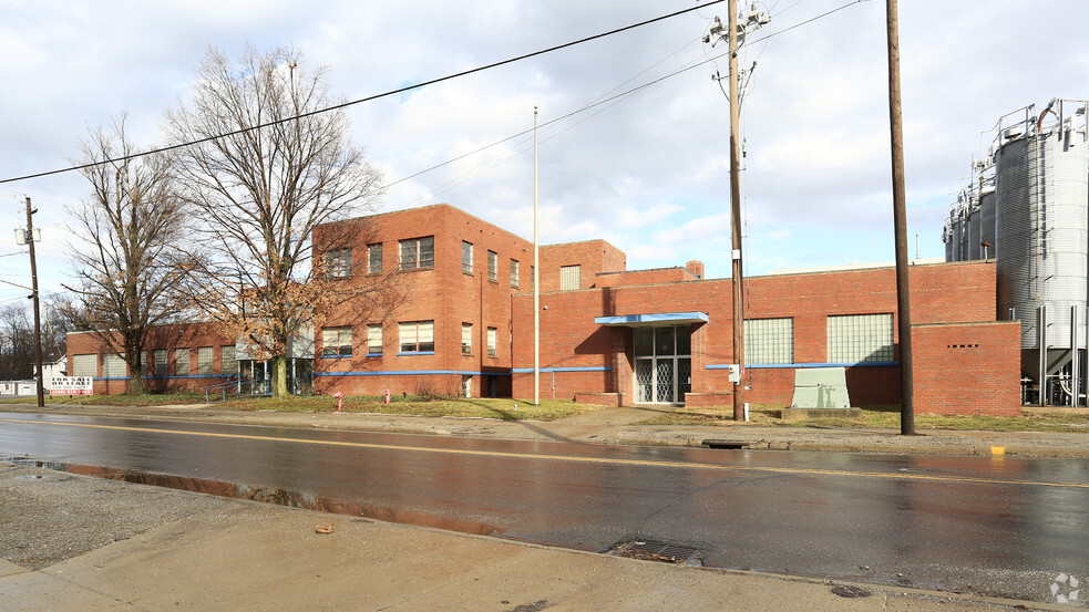 1052 Mahoning Ave, Warren, OH for lease - Primary Photo - Image 1 of 8