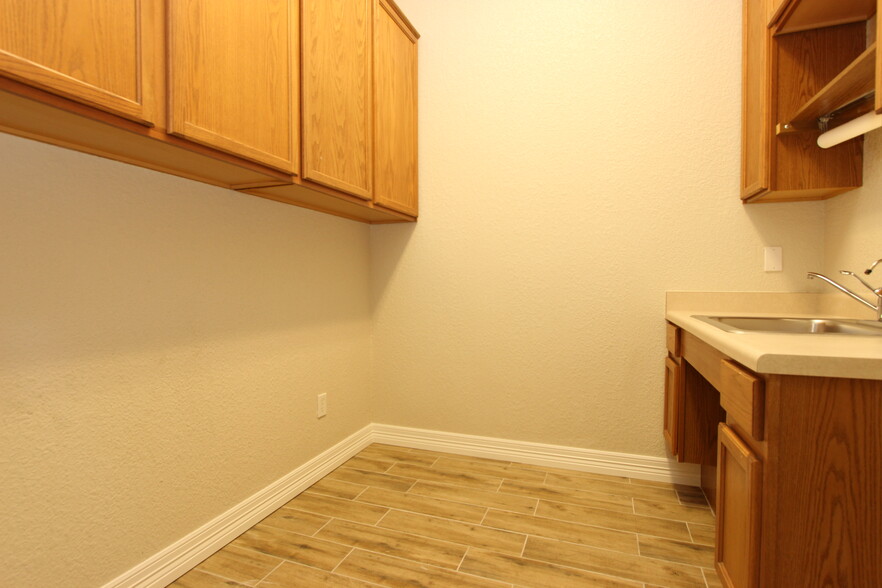 15901 Central Commerce Dr, Pflugerville, TX for lease - Building Photo - Image 3 of 17