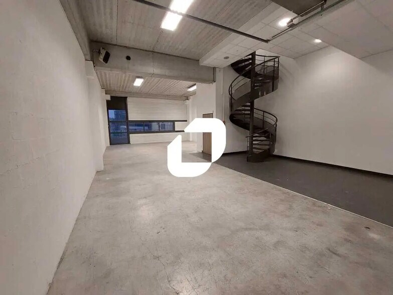 Flex in Saint-Denis for lease - Interior Photo - Image 3 of 12