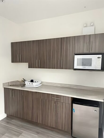 8078 128th St, Surrey, BC for lease - Building Photo - Image 2 of 13