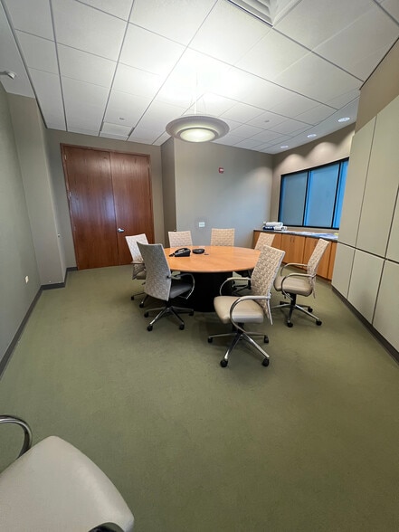 933 Tower Rd, Mundelein, IL for lease - Interior Photo - Image 2 of 23