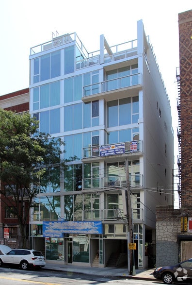 384 Neptune Ave, Brooklyn, NY for sale - Primary Photo - Image 1 of 1