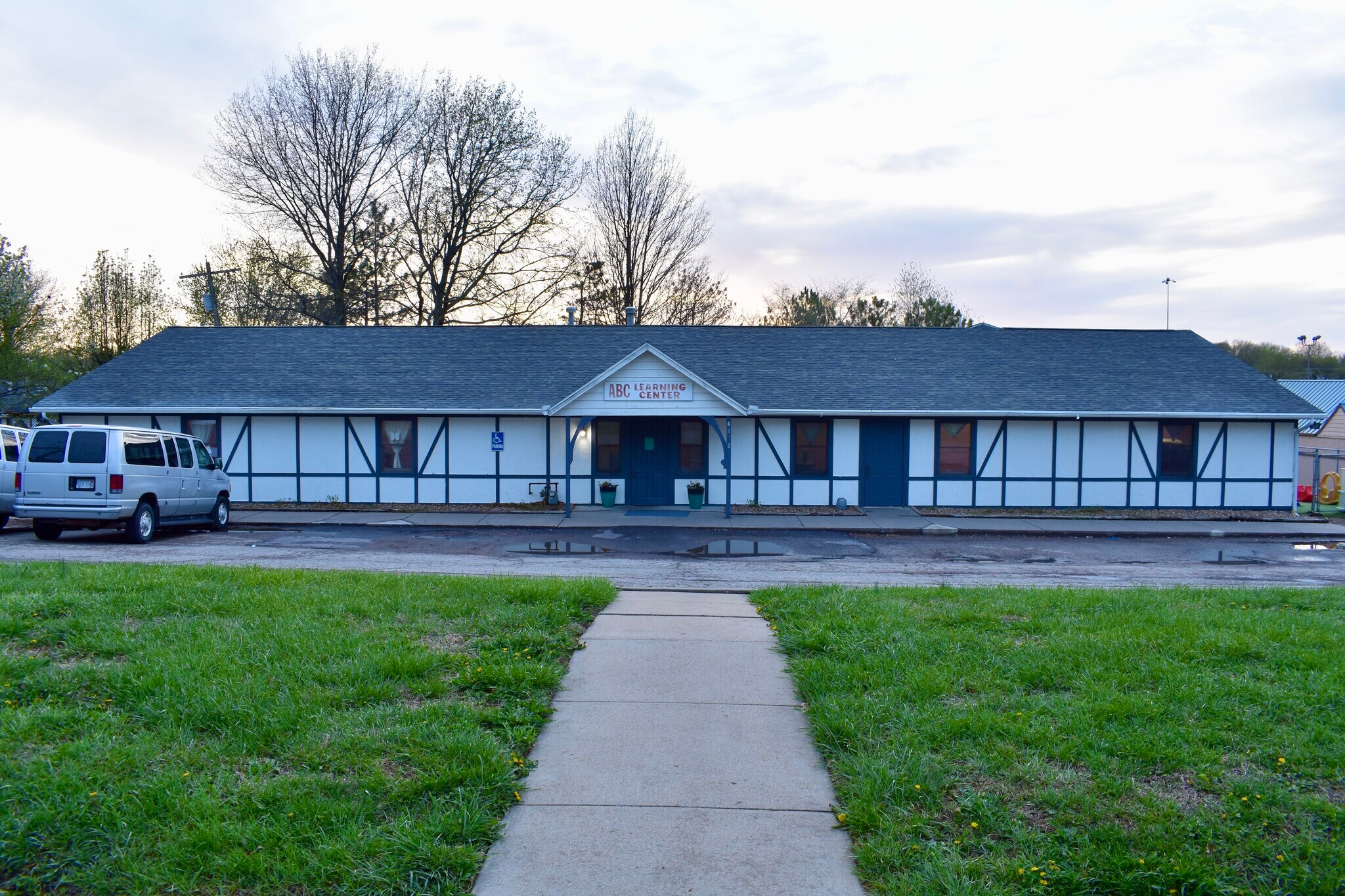4501 NW Oakley Ave, Topeka, KS for sale Primary Photo- Image 1 of 1