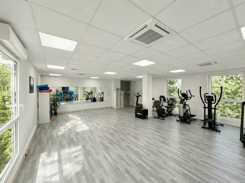 Office in Quetigny for lease - Interior Photo - Image 2 of 4