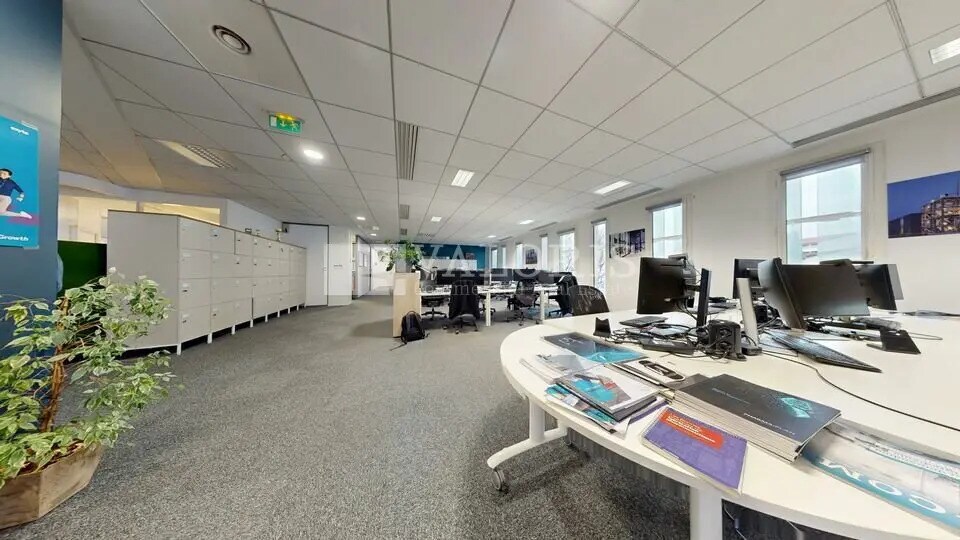 Office in Lyon for lease - Building Photo - Image 2 of 13