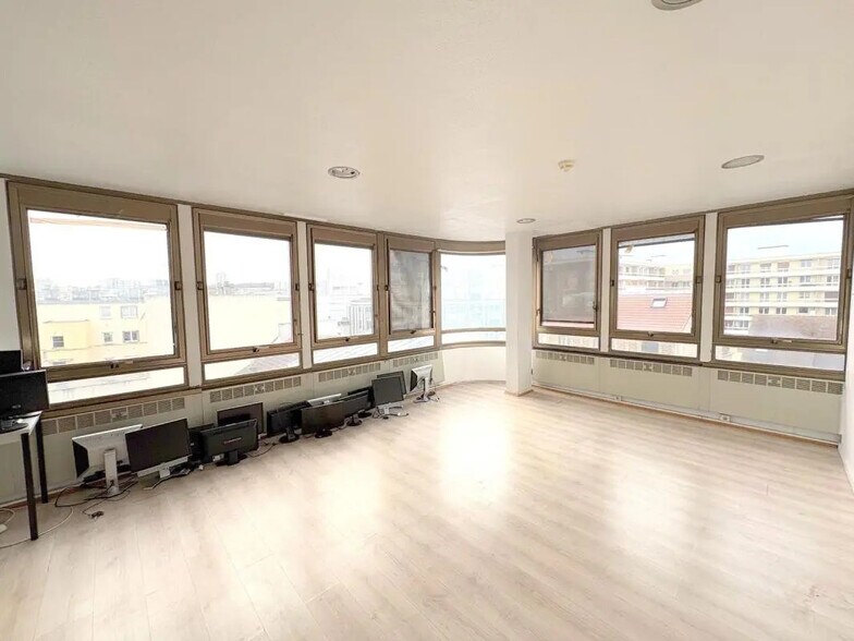 Office in Poissy for sale - Building Photo - Image 1 of 5