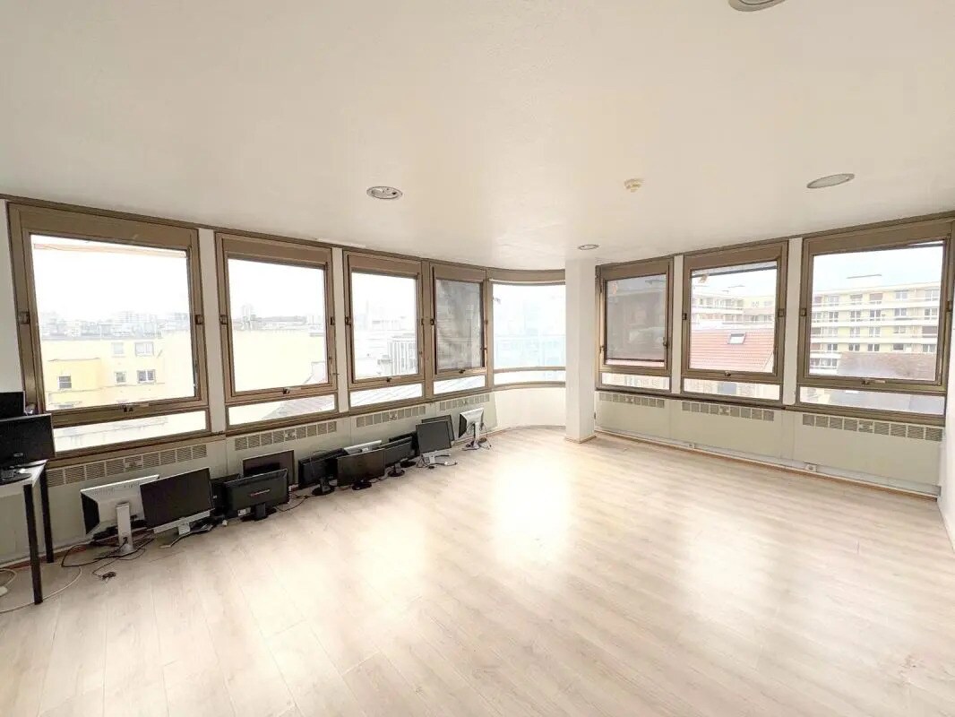 Office in Poissy for sale Building Photo- Image 1 of 6