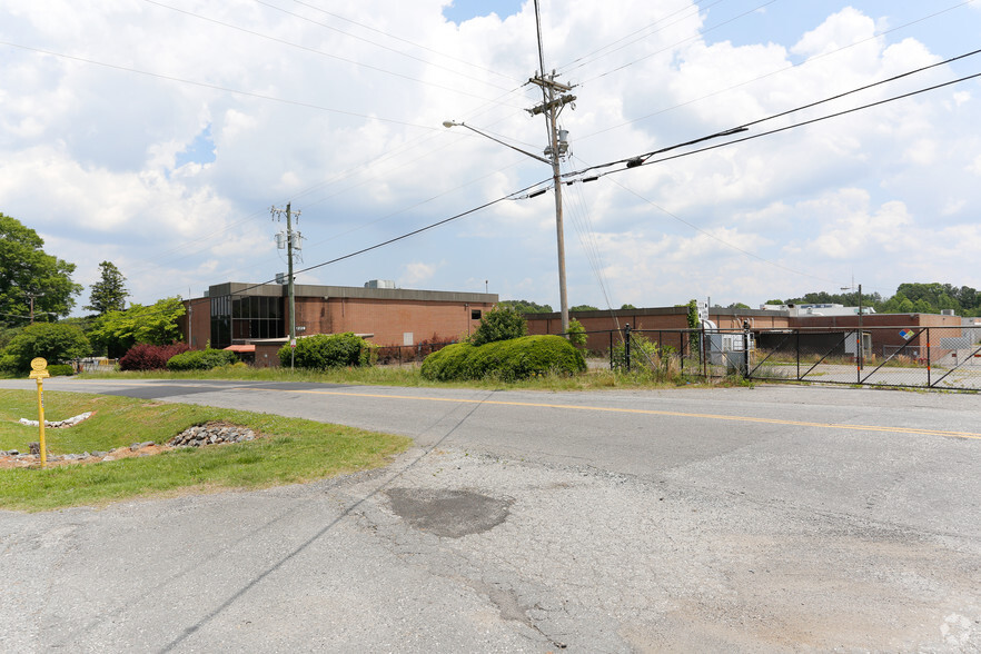 1228 Isley Dr, Gastonia, NC for lease - Primary Photo - Image 1 of 9