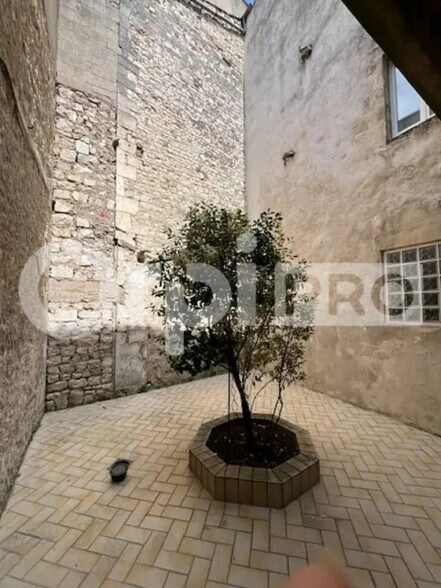 Retail in La Rochelle for lease - Building Photo - Image 1 of 3