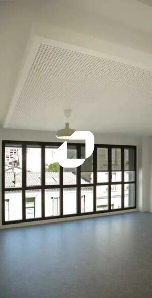 Office in Bordeaux for lease - Building Photo - Image 2 of 9