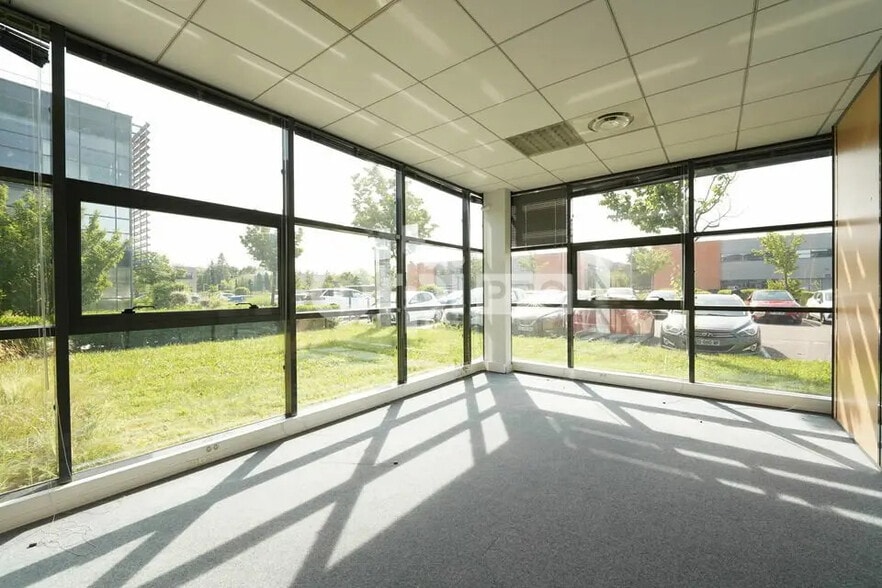 Office in Saint-Priest for lease - Interior Photo - Image 2 of 12