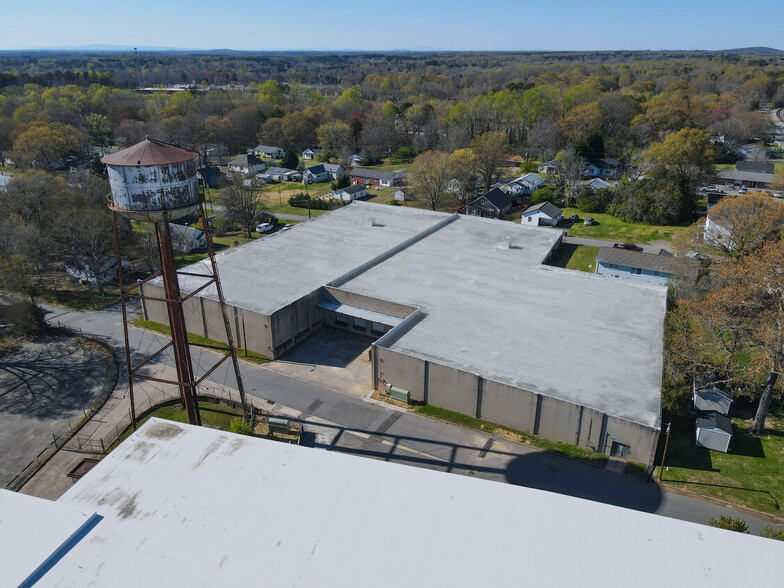 100 W Parkwood St, Stanley, NC for lease - Building Photo - Image 1 of 11