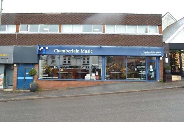 70 Wey Hl, Haslemere for sale Primary Photo- Image 1 of 1