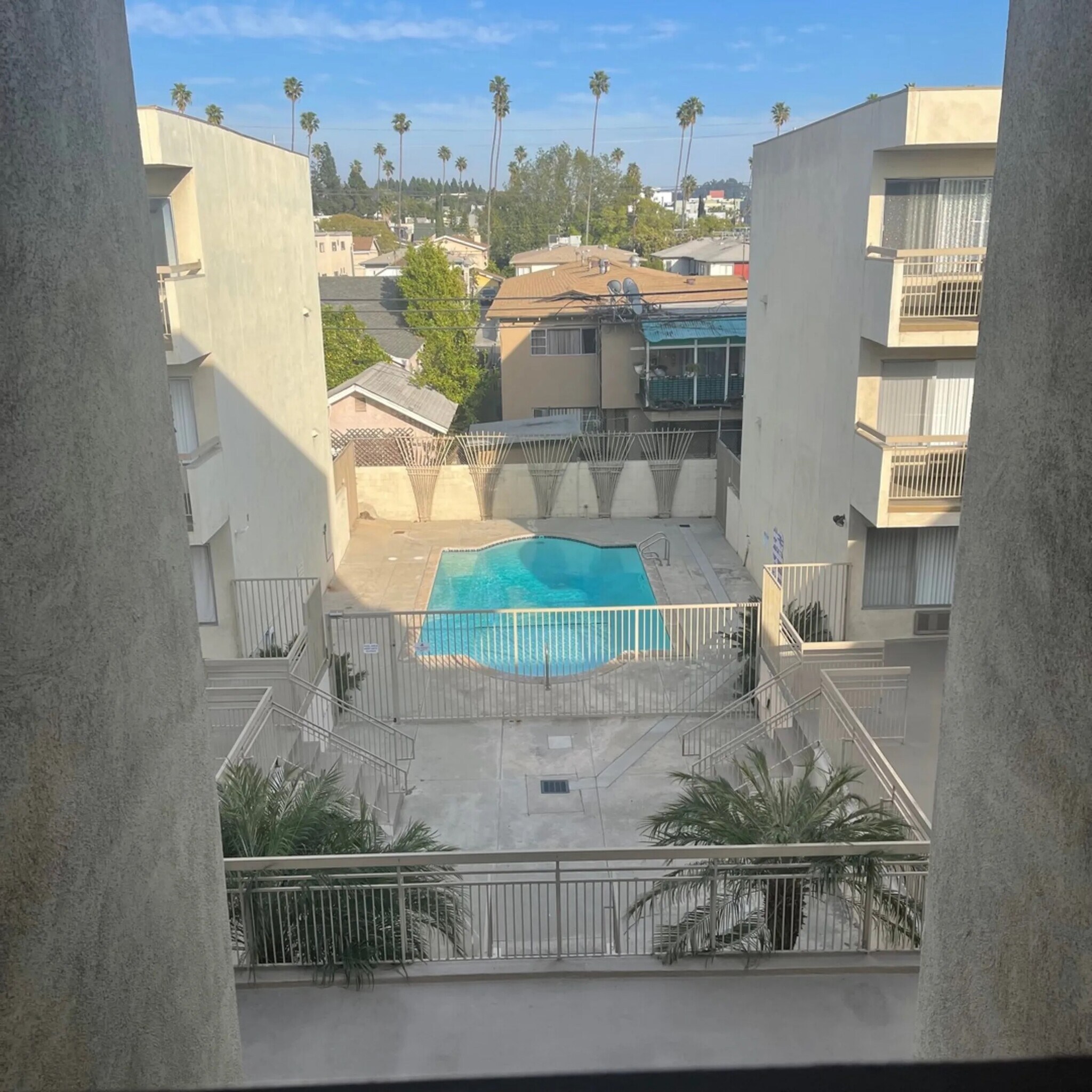 1550 N Hobart Blvd, Los Angeles, CA 90027 62 Units in Prime Hollywood