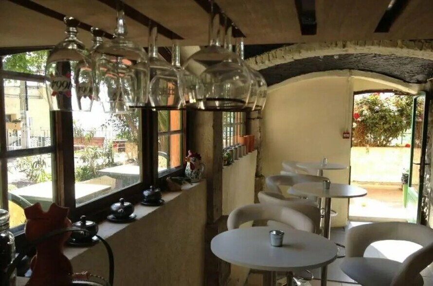 Retail in Aspremont for lease - Building Photo - Image 3 of 12