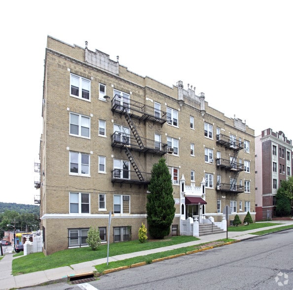 671 Lincoln Ave, Orange, NJ for sale - Building Photo - Image 1 of 10