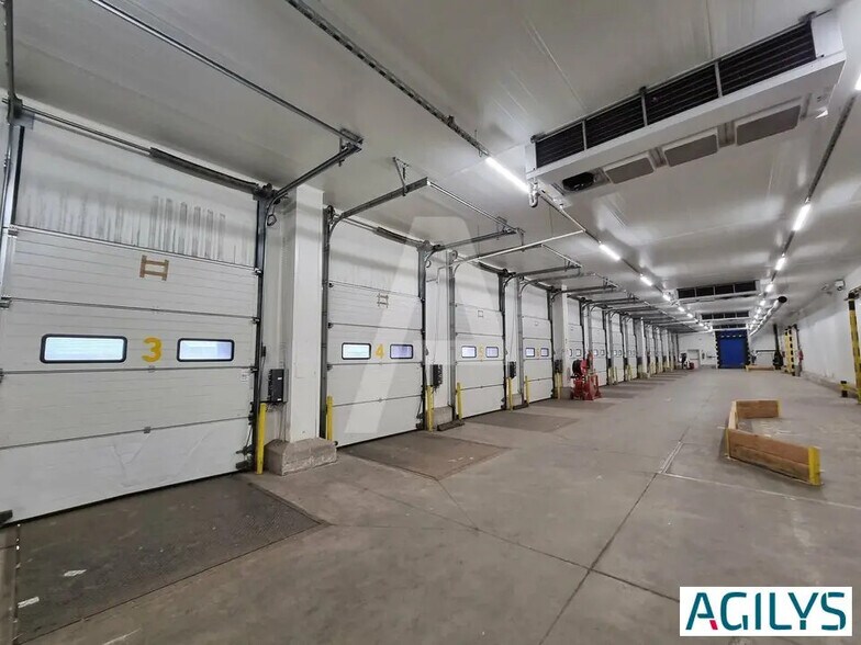 Office in Chilly-Mazarin for lease - Interior Photo - Image 1 of 6