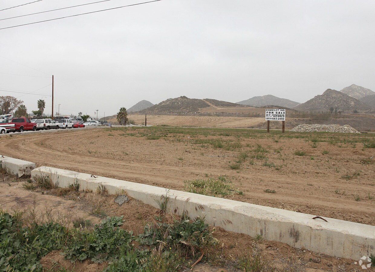 W Pellisier Rd, Colton, CA 92324