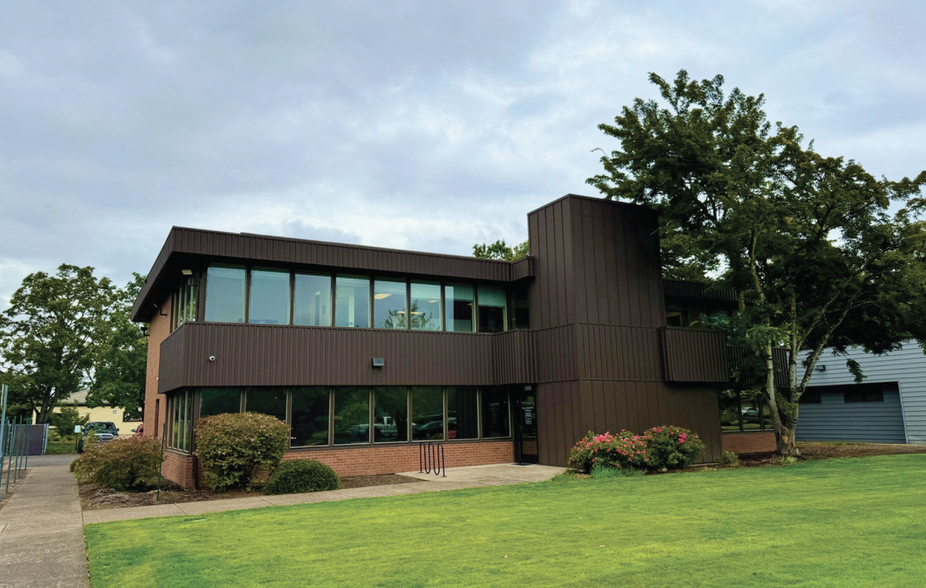 1090 Gateway Loop, Springfield, OR for lease - Building Photo - Image 1 of 5