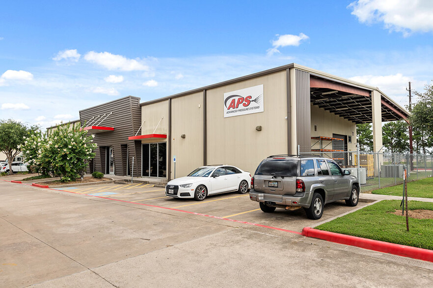 701 S Persimmon St, Tomball, TX for lease - Building Photo - Image 2 of 14